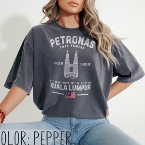 Chemise tours jumelles Petronas t-shirt Kuala Lumpur couleurs confort Malaisie voyage souvenir ville horizon architecture cadeau art urbain minimaliste Pepper