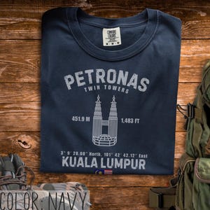 Chemise tours jumelles Petronas t-shirt Kuala Lumpur couleurs confort Malaisie voyage souvenir ville horizon architecture cadeau art urbain minimaliste Navy