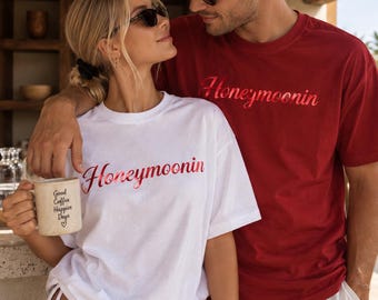T-shirt Honeymoonin, T-shirts pour jeunes mariés, T-shirt rouge à imprimé métallisé, Tenue de lune de miel Monsieur et Madame, Cadeau pour jeunes mariés