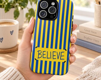 Coque de téléphone Believe Whistle, rayée jaune et bleue, motif motivationnel, cadeau pour entraîneur de football, coque iPhone résistante et inspirante sur le thème du sport