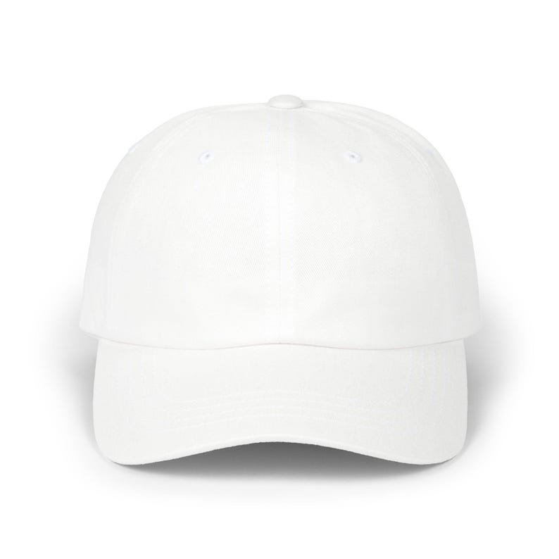 Puede incluir: Gorra de b&eacute;isbol blanca lisa con visera curva. El sombrero tiene un dise&ntilde;o de seis paneles y un bot&oacute;n en la parte superior. El material es liso y opaco.