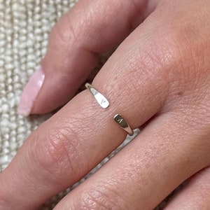 Anillo con iniciales personalizado ajustable, anillo de plata de ley 925, anillo con iniciales estampadas personalizadas, anillo abierto delicado apilable, anillo hecho a mano