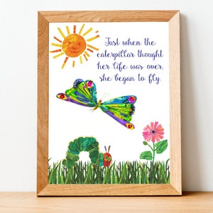K&ouml;nnte beinhalten: Ein gerahmter Druck mit einer farbenfrohen Illustration einer Raupe, die sich in einen Schmetterling verwandelt. Der Druck enth&auml;lt den Text "Just when the caterpillar thought her life was over, she began to fly."
