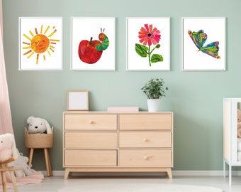 Könnte beinhalten: Ein Kinderzimmer mit einer hellgrünen Wand, einer Kommode aus Holz mit sechs Schubladen, einem weißen Kinderbett mit einem rosa Stofftier darin und vier gerahmten Bildern an der Wand. Die Bilder zeigen eine Sonne, einen Apfel mit einer Raupe, eine Blume und einen Schmetterling.