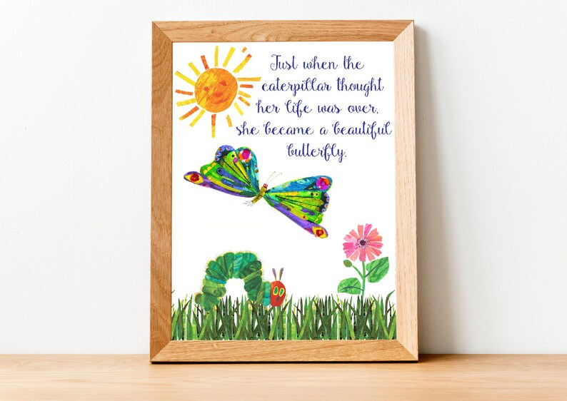 K&ouml;nnte beinhalten: Ein gerahmter Druck mit einem bunten Schmetterling, einer Raupe, einer Sonne und einer Blume. Der Druck enth&auml;lt den Text "Just when the caterpillar thought her life was over, she became a beautiful butterfly."