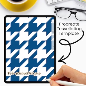 Op de afbeelding: Een digitale tablet toont een blauw en wit pied-de-poule patroon. De tekst "Procreate Tessellating Template" is zichtbaar, samen met het PrintGroveDesigns logo. Een hand houdt een stylus vast, wat duidt op digitale kunstcreatie.