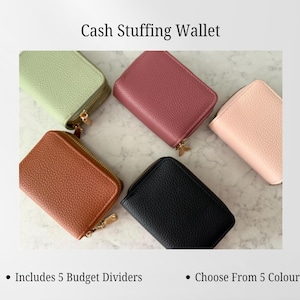 Peut inclure: Cinq petits portefeuilles rectangulaires pour billets avec une finition grainée texturée. Les portefeuilles sont disponibles en vert clair, vieux rose, rose pâle, marron et noir. Chaque portefeuille possède une fermeture éclair dorée sur le bord.