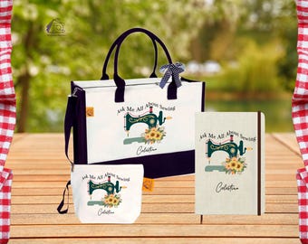 Peut inclure: Ensemble d'accessoires sur le thème de la couture : un sac fourre-tout, une petite pochette et un carnet. Chaque article présente une illustration de machine à coudre avec des tournesols et le texte "Ask Me All About Sewing" et le nom "Celestina".