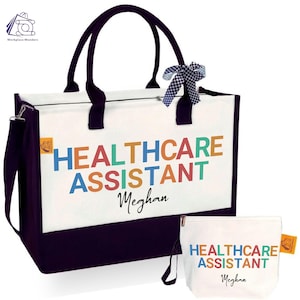 Puede incluir: Una bolsa de lona blanca con asas negras y fondo negro. La bolsa tiene un diseño colorido que dice "Asistente de salud Meghan" e incluye una pequeña bolsa con cremallera a juego.