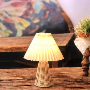 Lámpara de mesa portátil con forma de hongo plisado, lámpara de mesita de noche tejida de ratán, pantalla de lámpara de mesa con forma de hongo pequeña, pantalla de lámpara de mesa blanca de ratán