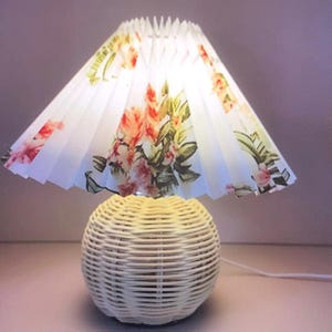 Lámpara de mesa retro plisada portátil, lámpara de mesita de noche tejida de ratán, pantalla de lámpara de mesa pequeña plisada, lámpara de mesa blanca con pantalla de ratán