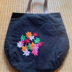 Handgefertigte, wendbare Tragetasche: Außenseite aus strapazierfähigem Denim mit Ahornblätter-Stickerei, Innenseite aus zartem Kimono-Stoff mityantiquesJP