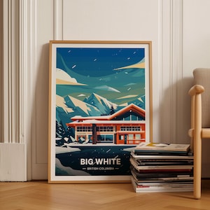 Könnte beinhalten: Eine farbenfrohe Illustration eines Skihauses mit einem schneebedeckten Dach vor einer blauen und grünen Berglandschaft. Der Text "BIG WHITE - BRITISH COLUMBIA -" befindet sich am unteren Rand des Bildes.