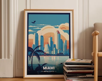Puede incluir: Una impresión artística enmarcada que presenta una ilustración estilizada del horizonte de Miami. La obra de arte muestra una paleta de colores vibrantes con un cielo azul, una puesta de sol naranja y amarilla, y la silueta de la ciudad. El texto "MIAMI UNITED STATES" se muestra en la parte inferior.