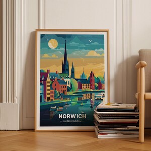 以下が含まれることがあります： イギリスのノーウィッチ市のカラフルなイラスト。川、建物、教会の尖塔のある街並みが描かれています。画像の下部には「ノーウィッチ - イギリス」というテキストがあります。