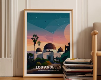 Puede incluir: Una ilustración enmarcada del Observatorio Griffith en Los Ángeles, California. El observatorio se representa sobre un cielo de puesta de sol colorido con estrellas y una luna creciente. El texto "Los Angeles - Griffith Observatory -" está impreso debajo de la imagen.