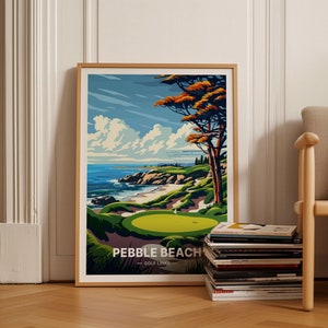 Peut inclure: Une affiche de style vintage représentant une vue panoramique de Pebble Beach Golf Links. L'affiche représente un terrain de golf vert avec un golfeur au loin, une plage de sable, une côte rocheuse et une mer bleue. Le ciel est d'un bleu éclatant avec des nuages blancs et moelleux. L'affiche porte le texte "Pebble Beach - Golf Links" en bas.