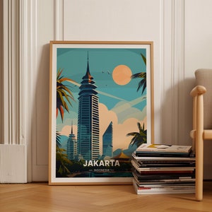 Op de afbeelding: Een ingelijste poster met een kleurrijke illustratie van een hoog gebouw in Jakarta, Indonesië. De poster heeft een blauw, groen en oranje kleurenschema en toont palmbomen en een zon op de achtergrond. De tekst "JAKARTA - INDONESIË" is onderaan de poster gedrukt.