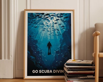 Könnte beinhalten: Ein gerahmtes Poster mit einer blauen und weißen Illustration eines Tauchers, der in einem Korallenriff schwimmt. Das Poster trägt den Text "GO SCUBA DIVING" am unteren Rand.
