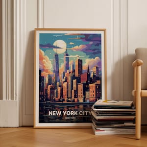 Puede incluir: Un póster enmarcado con una ilustración colorida del horizonte de la ciudad de Nueva York por la noche. El póster presenta las torres del World Trade Center, otros rascacielos y una luna llena en el cielo. El texto "NEW YORK CITY" y "NEW YORK" está impreso en la parte inferior del póster.