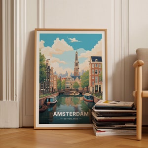 Pode incluir: Um pôster de estilo vintage com uma ilustração colorida de Amsterdã, Países Baixos. O pôster apresenta um canal com barcos, um campanário de igreja e edifícios holandeses tradicionais. O texto "AMSTERDAM - PAÍSES BAIXOS -" está na parte inferior do pôster.