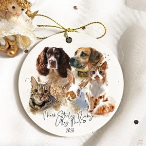 Könnte beinhalten: Runder, weißer Keramik-Weihnachtsschmuck mit Aquarellporträts von zwei Hunden, zwei Katzen und einem Kaninchen. Der Anhänger hat eine goldene Schnur zum Aufhängen und den Text "Mark, Sterly, Rucky, & Lily Philo 2026".