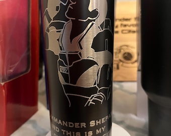 Vaso de acero inoxidable Mass Effect de 20 oz con grabado personalizado, la taza favorita del comandante Shepard en la ciudadela.