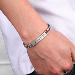 Gepersonaliseerde gegraveerde staafarmband voor mannen, zilveren naamarmband, jubileumcadeau voor hem, Cubaanse schakelarmband voor hem, cadeaus vriendje