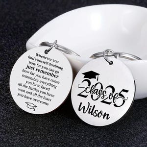 Porte-clés personnalisés pour l'obtention du diplôme 2025, Derrière vous tous vos souvenirs, cadeaux de remise des diplômes, cadeau de finissants, retour à l'école, remise des diplômes d'études secondaires