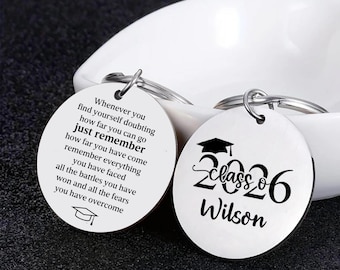 Benutzerdefinierte 2026 Abschlussfeier Schlüsselanhänger, hinter Ihnen all Ihre Erinnerungen, Abschlussgeschenke, bestandenes Geschenk, Schulanfang, College High School Abschluss