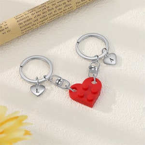 Juego de llaveros con inicial de corazón personalizado, llavero a juego, llavero con forma de corazón con dijes de letras, regalo de bloque de construcción con abrazadera para mejores amigos
