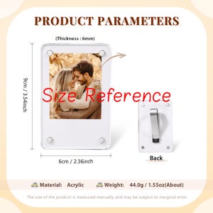 Puede incluir: Un marco de fotos de acr&iacute;lico transparente de forma rectangular, que mide 9 cm por 6 cm con un grosor de 6 mm. El marco cuenta con cuatro fijaciones de esquina plateadas y un soporte de metal en la parte posterior, mostrando una foto de una pareja.