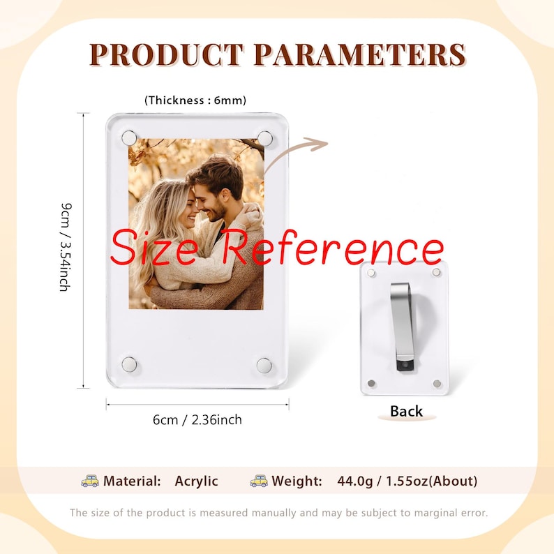 Puede incluir: Un marco de fotos de acr&iacute;lico transparente de forma rectangular, que mide 9 cm por 6 cm con un grosor de 6 mm. El marco cuenta con cuatro fijaciones de esquina plateadas y un soporte de metal en la parte posterior, mostrando una foto de una pareja.