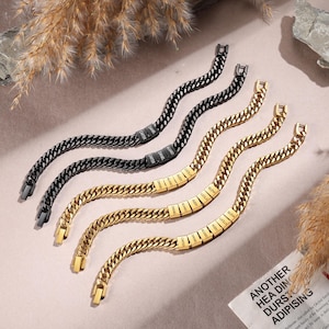 Puede incluir: Dos pulseras de cadena de eslabones de metal negro y tres de metal dorado. Cada pulsera presenta cuentas met&aacute;licas rectangulares grabadas con nombres como Daniel, Carter, Avery, Alvaro y Luolla. Cuentan con un cierre de seguridad.