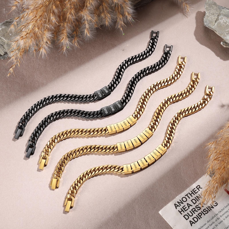 Puede incluir: Dos pulseras de cadena de eslabones de metal negro y tres de metal dorado. Cada pulsera presenta cuentas met&aacute;licas rectangulares grabadas con nombres como Daniel, Carter, Avery, Alvaro y Luolla. Cuentan con un cierre de seguridad.