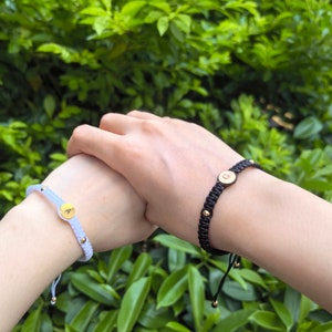 Set mit 2 individuell gravierte Initial Armbänder für Paare & Freundschaften, passende Armbänder für Ihn Sie, Geschenk Freund Jahrestag Bestie