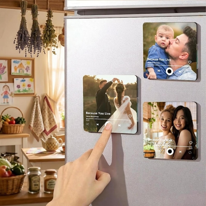 K&ouml;nnte beinhalten: Drei quadratische Fotomagnete an einem K&uuml;hlschrank. Jeder Magnet zeigt ein individuelles Foto mit einer &uuml;berlagerten Musik-Player-Oberfl&auml;che, einschlie&szlig;lich Songtiteln wie Because You Live, Wiedergabetasten und Fortschrittsbalken f&uuml;r eine pers&ouml;nliche Optik.