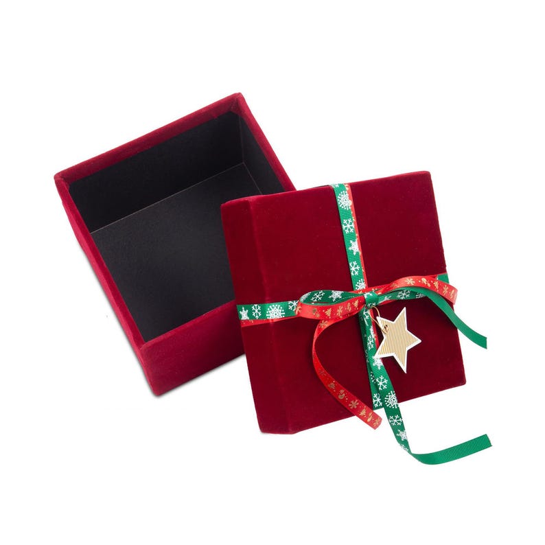 K&ouml;nnte beinhalten: Eine quadratische Geschenkbox aus tiefrotem Samt mit schwarzem Innenraum. Der Deckel ist mit einem gr&uuml;nen Band mit wei&szlig;en Schneeflockenmustern und einem roten Band mit goldenen Sternen verziert, gebunden mit einem goldenen Sternanh&auml;nger.