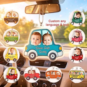 以下が含まれることがあります： 子供の写真が入った車の形をしたアクリル製のカーチャーム。青、緑、黄、赤など、さまざまな色があります。「Drive Safe Daddy」の文字がプリントされています。チェーンが付いています。