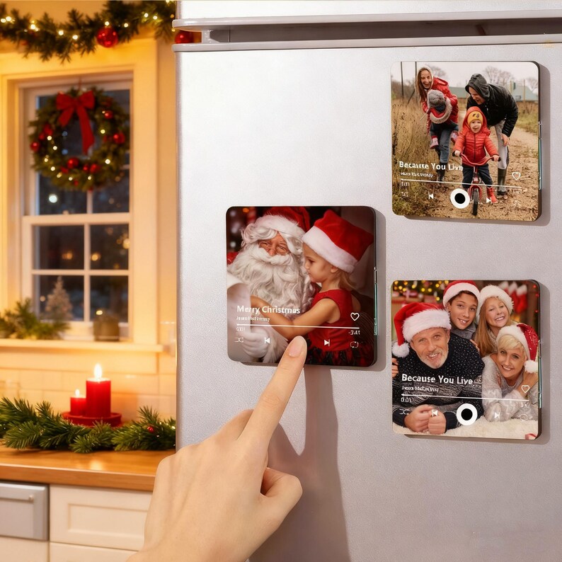 K&ouml;nnte beinhalten: Drei quadratische Fotomagnete an einem K&uuml;hlschrank, die jeweils ein individuelles Musik-Player-Interface-Design aufweisen. Die Magnete zeigen Familienfotos, darunter ein Kind mit dem Weihnachtsmann und eine Gruppe von Erwachsenen.