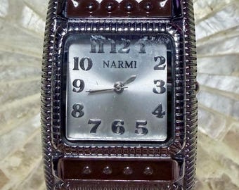 Reloj brazalete articulado Narmi de esmalte marrón con pulsera tipo puño en tono plateado