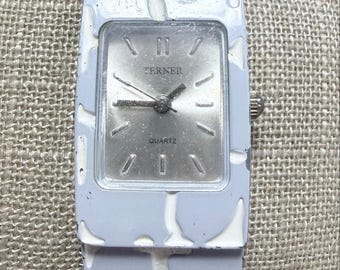 Reloj de pulsera Terner Periwinkle Marbled con batería nueva y movimiento de cuarzo plateado.