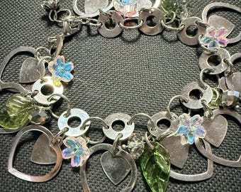 Pulsera de plata hecha a mano con dije de corazón, flores y hojas de cristal, ajustable.