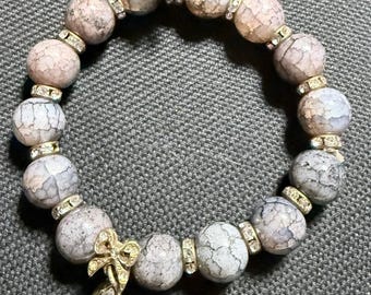 Pulsera elástica de ágata craquelada hecha a mano con dijes vintage