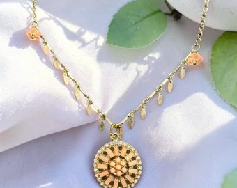 Collar con colgante floral hecho a mano, creado a partir de joyas recuperadas en tono dorado.