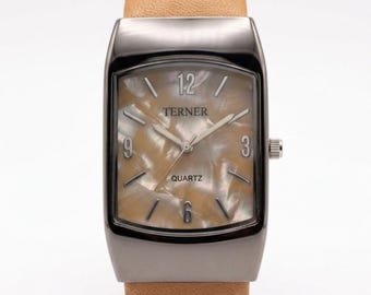 Reloj de pulsera Terner con esfera de nácar y correa de cuero marrón. Batería nueva.