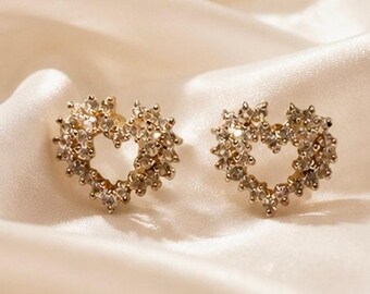 Pendientes de botón vintage de los años 90 con forma de corazón abierto de cristal en tono dorado.