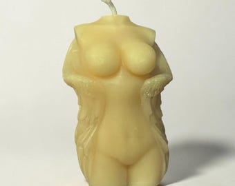 Vela corporal Perky Angel vertida a mano con aroma a vainilla y alas de mica pintadas a mano.