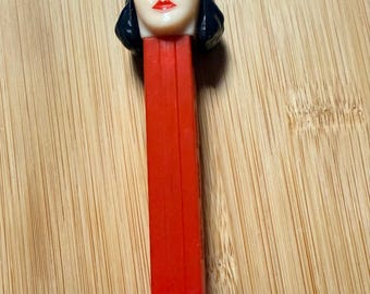 Dispensador PEZ vintage de Wonder Woman con cabezal de 2 piezas, fabricado en Eslovenia.