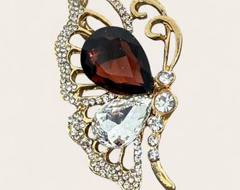 Broche de mariposa tono dorado con colgante de diamantes de imitación de cristal rojo y transparente